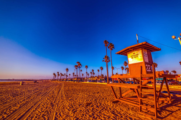 Cielo azul sobre Newport Beach al atardecer
 - Foto, Imagen