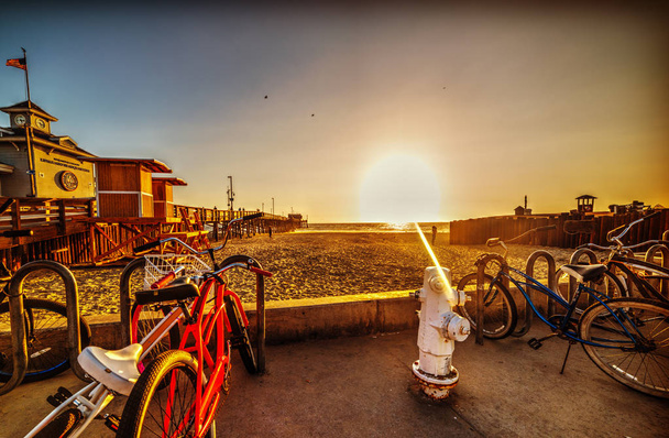 Biciclette a Newport Beach al tramonto
 - Foto, immagini