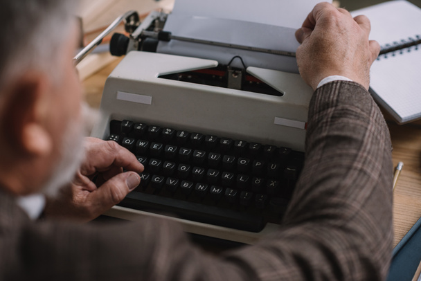 primer plano plano de la máquina de escribir papel de carga en la máquina de escribir
 - Foto, Imagen