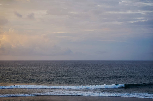 Апельсиновый закат на острове Улувату Бали. Большие облака висели над океаном. Вид сбоку с пространством для копирования
 - Фото, изображение