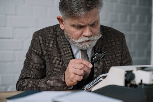 barbuto anziano scrittore lettura manoscritto con lente d'ingrandimento
 - Foto, immagini