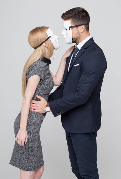 Fiatal férfi és nő a maszk flörtöl - Fotó, kép