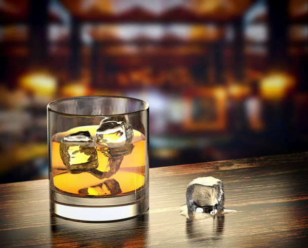 whiskey con hielo sobre fondo de madera
 - Foto, imagen