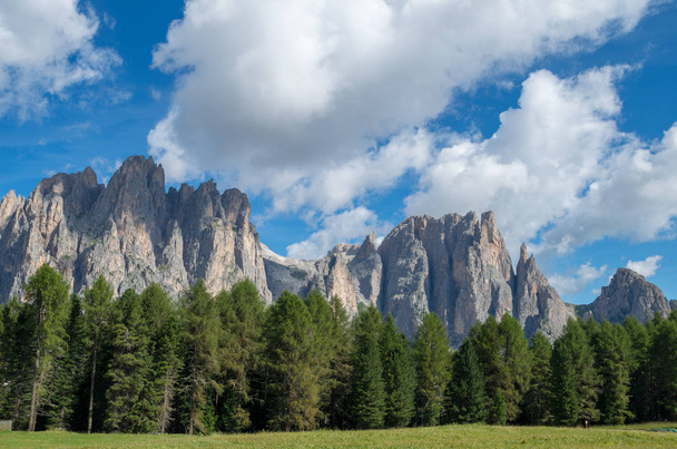 Macizo de montaña de Catinaccio visto desde el camino a Passo Costalungo, Dolomitas, Vigo di Fassa, Val di Fassa, Trentino, Alto Adigio, Tirol del Sur, Italia
 - Foto, imagen