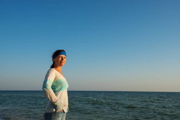 Strong woman traveler enjoys life and smiling - Valokuva, kuva