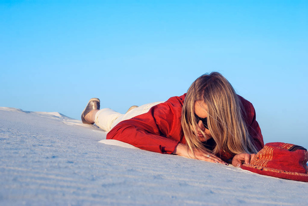 Fáradt, fiatal nő, a szőke pihenhetnek a sivatagban - Fotó, kép