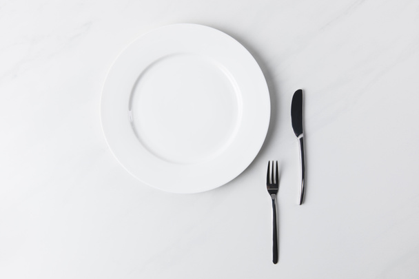 フォークとナイフ、テーブルの予定概念を有する板のトップ ビュー - 写真・画像