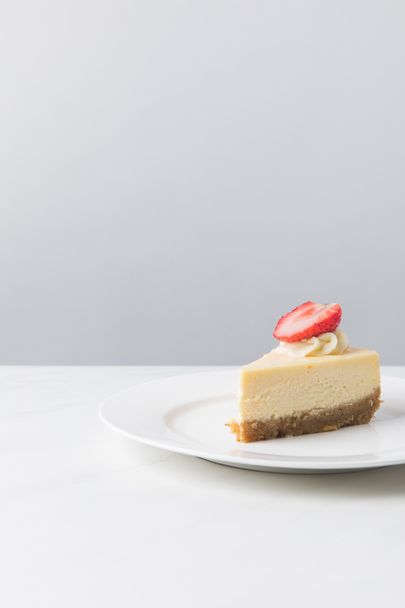 白いプレートに新鮮なイチゴのチーズケーキ - 写真・画像
