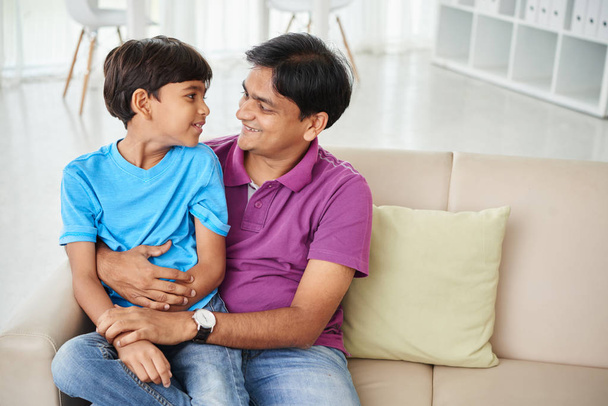 Indický chlapec sedí na kolenou svého otce - Fotografie, Obrázek
