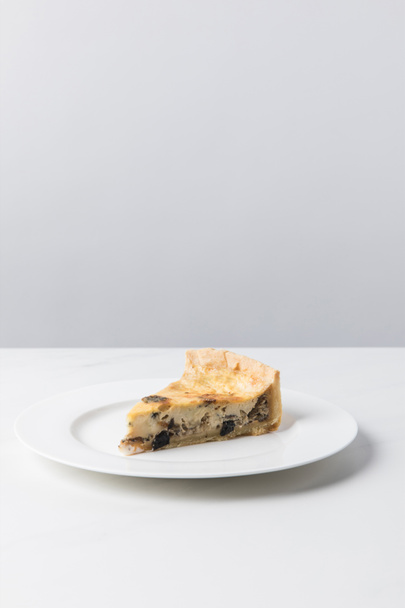 Closeup view of delicious pie on plate placed on white surface - Foto, Bild