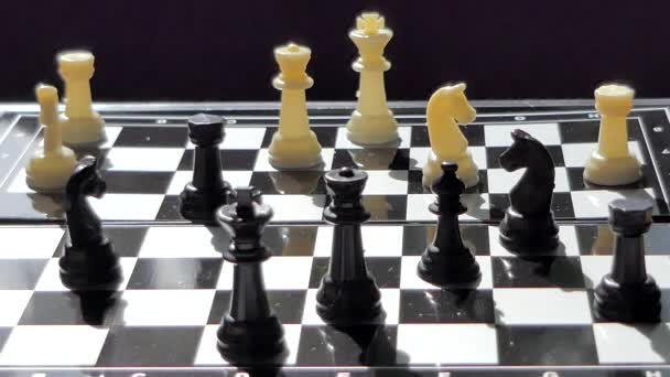 Schwenken von Figuren Schach auf dem Schachbrett. - Filmmaterial, Video