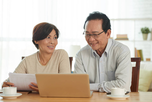 mari et femme âgés utilisant un ordinateur portable lors de l'examen des comptes bancaires
 - Photo, image