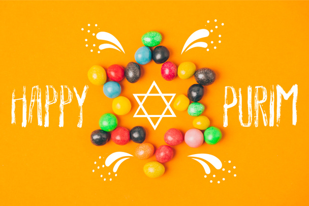 オレンジ、プリムの休日の概念に分離されたお菓子の星のトップ ビュー - 写真・画像