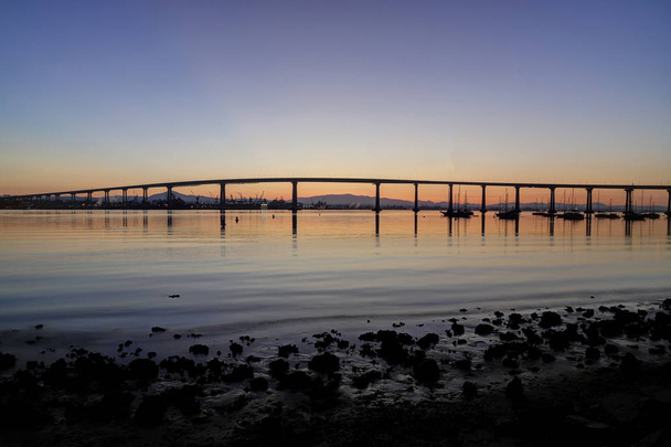 De zonsopgang boven de Coronado brug in San Diego, Californië. - Foto, afbeelding