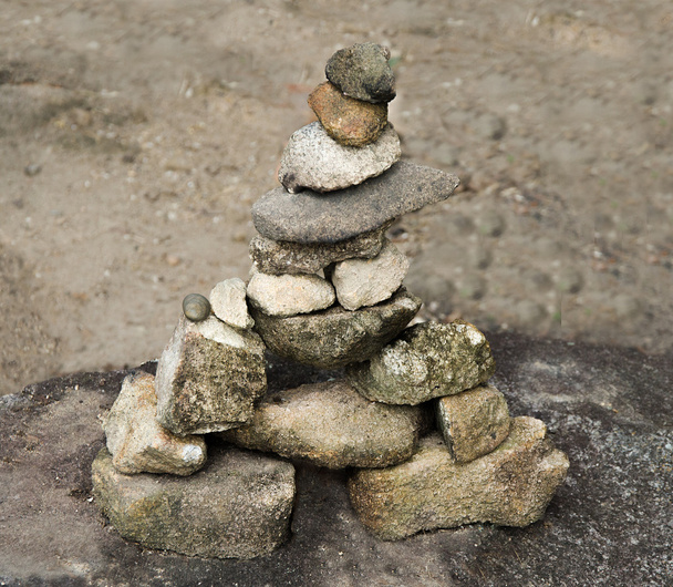 Pedras empilhadas de estilo zen
 - Foto, Imagem