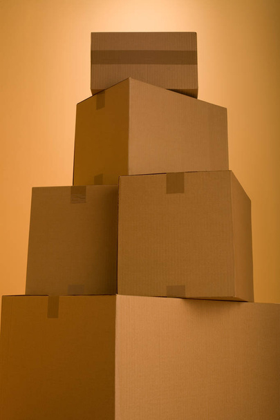 Cajas en una habitación vacía que representa el concepto de casa en movimiento
 - Foto, Imagen