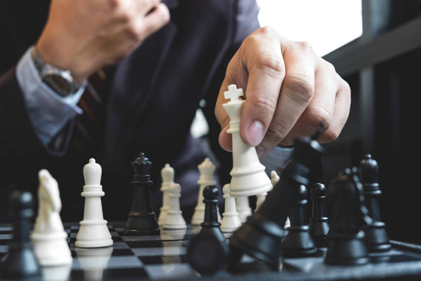 Крупним планом руки впевнені бізнесмени колеги грають в шахи
 - Фото, зображення