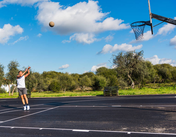 Lefty basketballer beoefenen van jump shot  - Foto, afbeelding