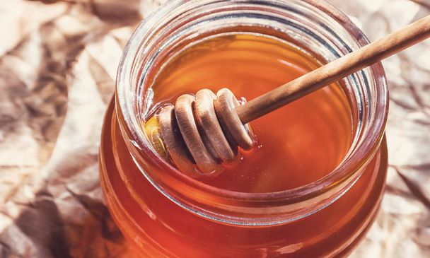 Miel en pot avec trempette au miel  - Photo, image