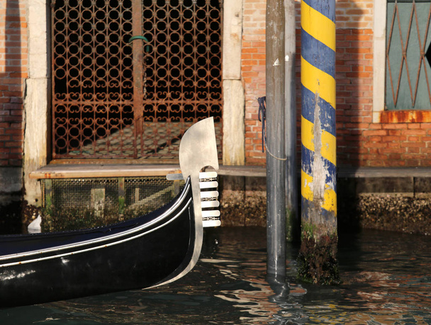 τόξο του μία γόνδολα στο το Grand Canale Βενετία Ιταλία - Φωτογραφία, εικόνα