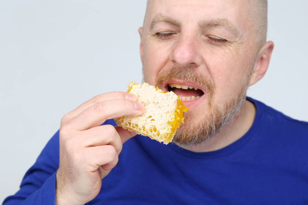 l'homme est appétissant mange du miel
 - Photo, image