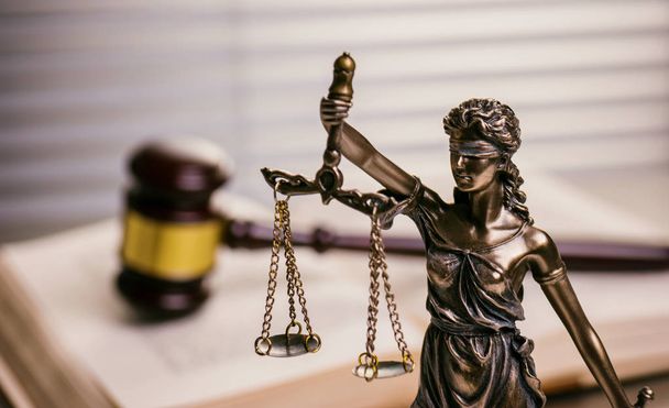 statua di giustizia con martelletto in un ufficio Avvocato
 - Foto, immagini