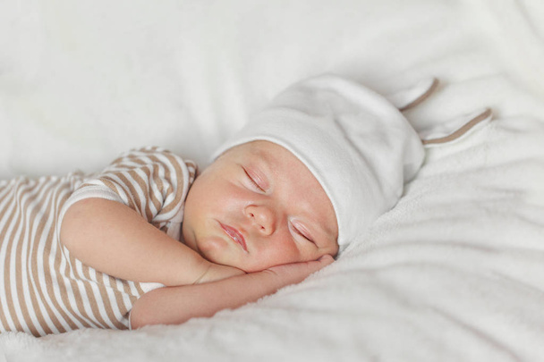Cute little baby newborn sleeping at home - Foto, imagen