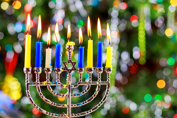 Judío de vacaciones símbolo judío fondo Hanukkah con la tradición dreidel madera menorah
 - Foto, Imagen