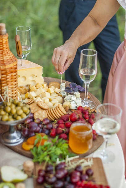 美しくヴィンテージ装飾されたテーブルの上のチーズと果物 - 写真・画像