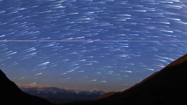 Sporen van sterren in de vorm van vluchtig sporen. Maan opkomst. Plateau Kara-zeggen, Kyrgyzstan. Time-lapse. Video - Video