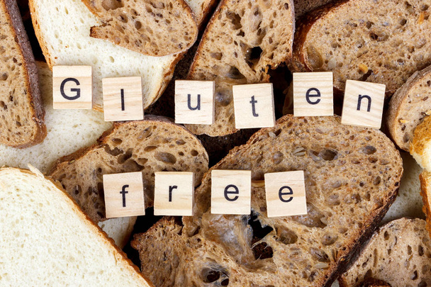 Szelet kenyér és a glutén szabad jel szöveg közelről - Fotó, kép