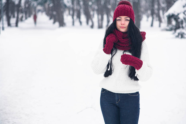 Tatlı, ihale ve şehvetli genç bir kadın beyaz bir kazak ve parlak bir şapka, eşarp ve eldiven - Fotoğraf, Görsel