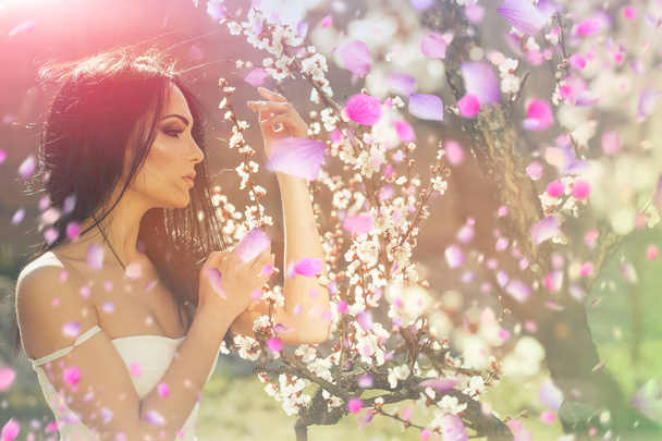 gorgeous girl. beautiful girl. Spring flowers - Foto, Bild