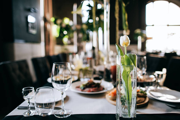 restaurant hall decorated and table served for wedding dinner   - Fotografie, Obrázek