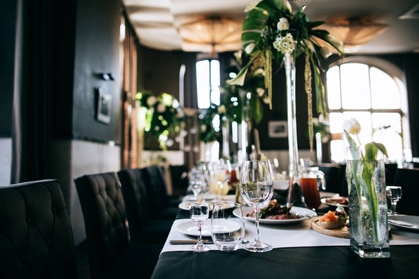 Restaurant Saal dekoriert und Tisch für Hochzeitsessen serviert   - Foto, Bild
