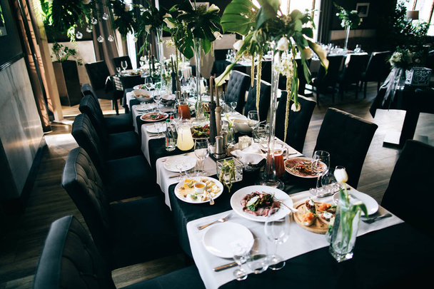 レストラン ホールの装飾、結婚式の夕食のテーブルを提供しています   - 写真・画像