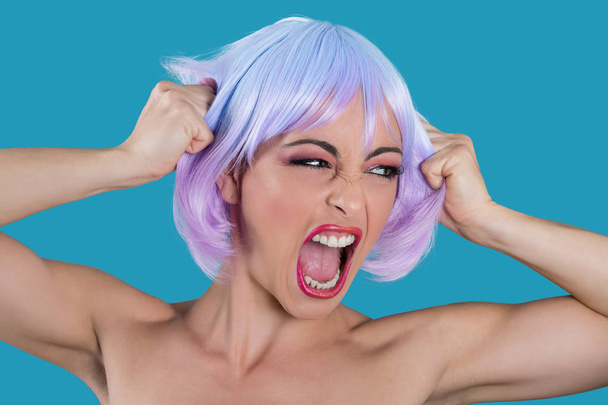Donna arrabbiata con i capelli viola urlando
 - Foto, immagini