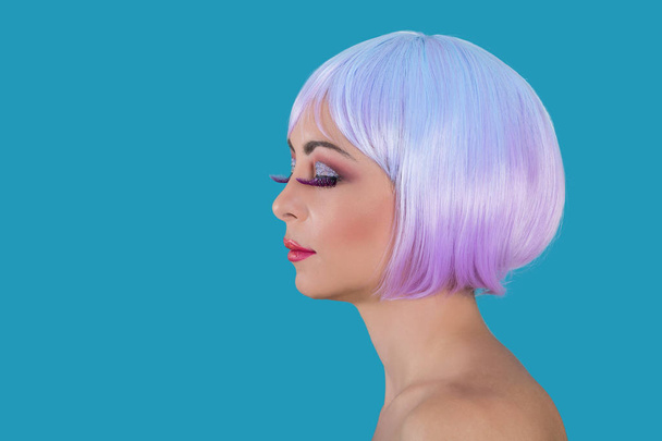 Extravagáns nő, lila haj - Fotó, kép