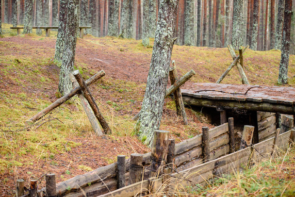 vieux tranchées en bois en Lettonie
 - Photo, image