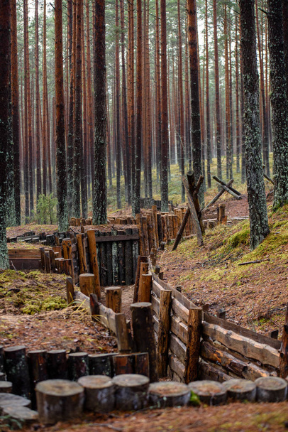 vecchie trincee in legno in Lettonia
 - Foto, immagini