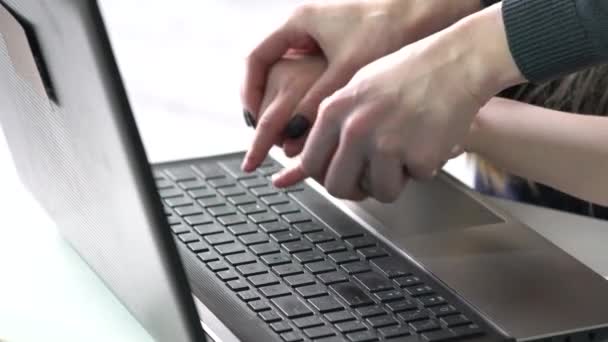 Conceptuele schot van volwassene en kind handen op toetsenbord van de computer. - Video