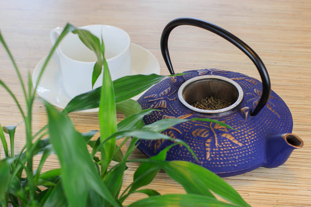 Blue Chinese cast iron teapot. Tea drinking. - Valokuva, kuva