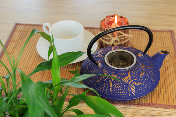 Blue Chinese cast iron teapot. Tea drinking. - Valokuva, kuva
