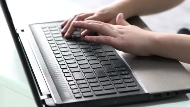 Le mani del bambino sopra la tastiera del computer
. - Filmati, video
