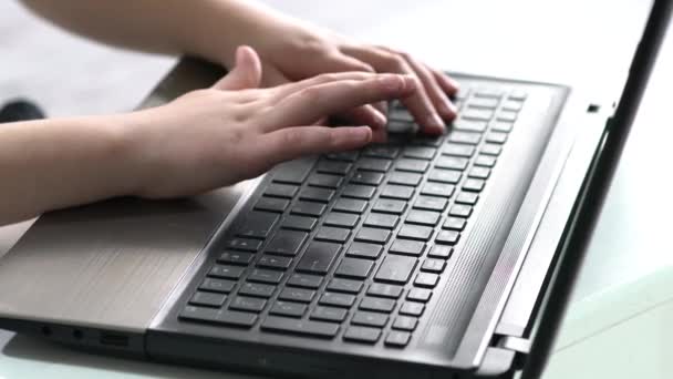 Τα χέρια του παιδιού πάνω από το πληκτρολόγιο του υπολογιστή. - Πλάνα, βίντεο