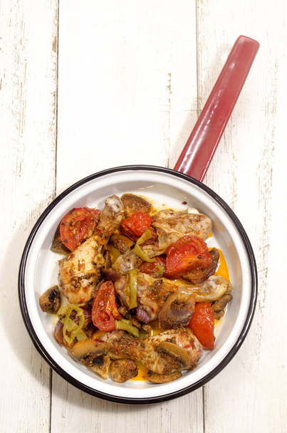 Baked Drumsticks With Tomato, Green Paprika, Lilac Onion And Mushrooms In Red And White Pan - Zdjęcie, obraz