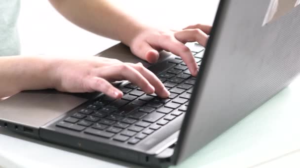 コンピューターのキーボードの上の子供の手. - 映像、動画