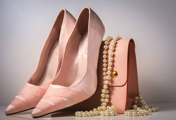 Гламурные розовые туфли и сумка на сером фоне
 - Фото, изображение