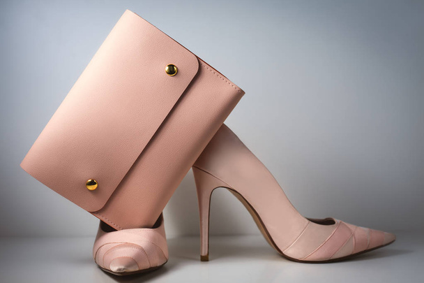 Glamour roze schoenen en handtas op grijze achtergrond  - Foto, afbeelding