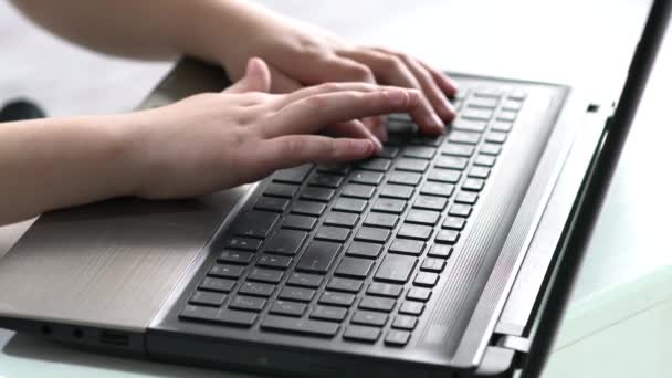 Руки ребенка над клавиатурой компьютера
. - Кадры, видео